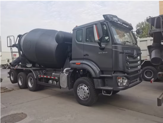 Durable 10 Cbm Sinotruck Concrete Mixer for Efficient Mixing